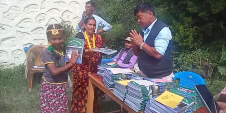  तिज लाग्याे, तिजकाे अवसरमा शहिद नरनाथ आविका विद्यार्थीलाई निःशुल्क स्टेशनरी 