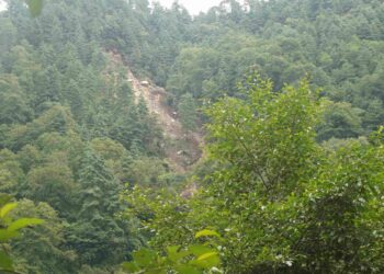  साल्मे गाउँ नजिकै ठुलो पहिरो, खानेपानीको हाहाकार 