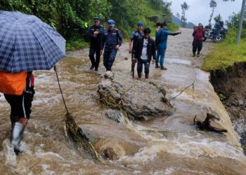 बाढी पहिरोले अवरुद्ध बनाएको सडक खुलाउन प्रहरी सकृय, नागरिकलाई सहज 