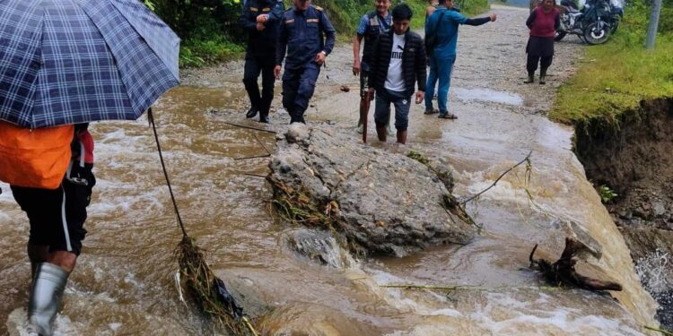 बाढी पहिरोले अवरुद्ध बनाएको सडक खुलाउन प्रहरी सकृय, नागरिकलाई सहज 