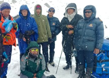 हिउँमा फसेका ४ यात्रीको प्रहरीले ग¥यो उद्धार 