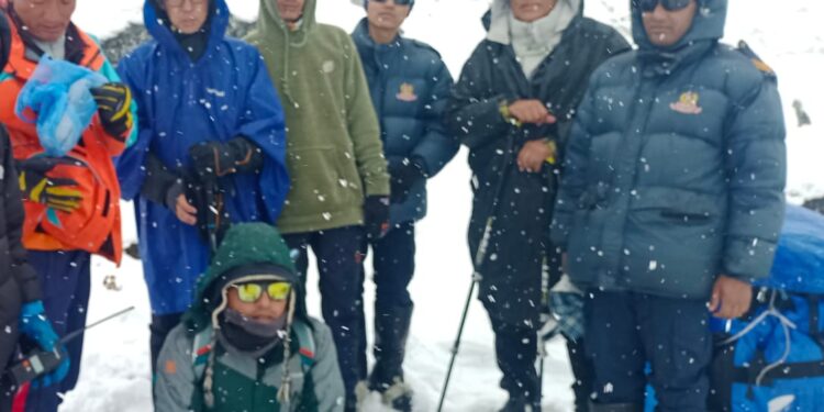 हिउँमा फसेका ४ यात्रीको प्रहरीले ग¥यो उद्धार 