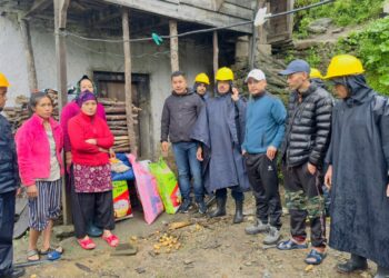  साल्मेका पहिरो पीडित २ परिवारलाई नगर र प्रशासनको राहत 