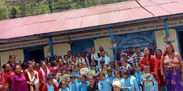 शहिद नरनाथ आविमा तिजको अवसरमा स्टेस्नरीका सामाग्री वितरण