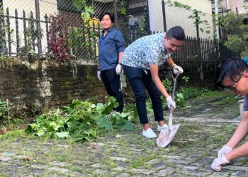 शेर्पा विद्यार्थी संघ ओखलढुंगाले गर्याे भवन सरसफाई