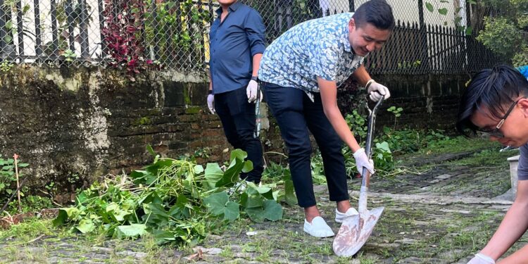 शेर्पा विद्यार्थी संघ ओखलढुंगाले गर्याे भवन सरसफाई