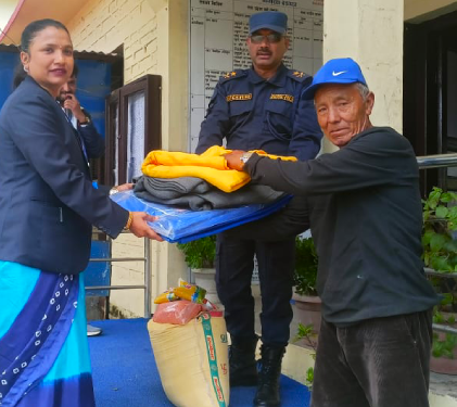 जिल्ला प्रशासन कार्यालय सोलुखुम्बुद्वारा पहिरो पिडितलाई राहत