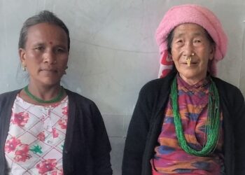 खोटाङका दुई हजुरआमा नातिनीहरूसँगै स्कुल पढ्दै