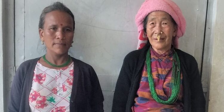 खोटाङका दुई हजुरआमा नातिनीहरूसँगै स्कुल पढ्दै