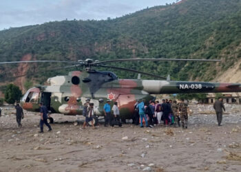 सिन्धुलीको नेपालथोकमा बाढी फसेकाहरूलाई हेलिकप्टरबाट उद्धार