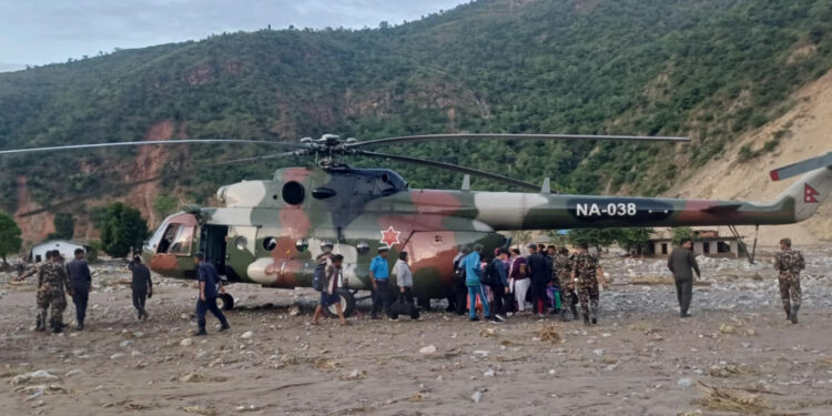 सिन्धुलीको नेपालथोकमा बाढी फसेकाहरूलाई हेलिकप्टरबाट उद्धार