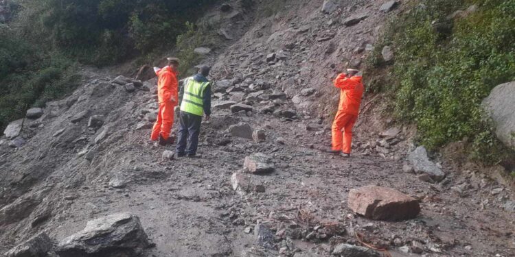 साल्मे–सिस्नेरी सडक पहिरोले अवरुद्ध