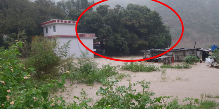 अझै उद्धार भएन, सिन्धुलीको भंगालोमा फसेका ३३ शिक्षक विद्यार्थी