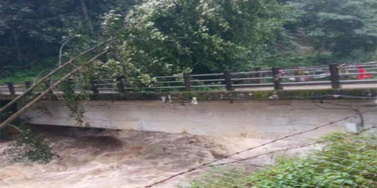 सोलुखोलाको बहाव उच्च,साल्मे मोटरेवल पुल जोखिममा 