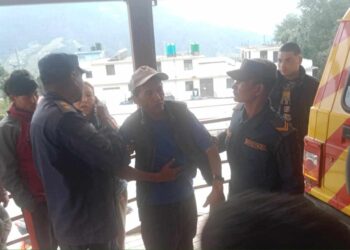 सोलुखुम्बुमा नेपाली सेना र नेपाल प्रहरीले गर्याे बिरामी ट्रेकिङ गाईडको उद्धार