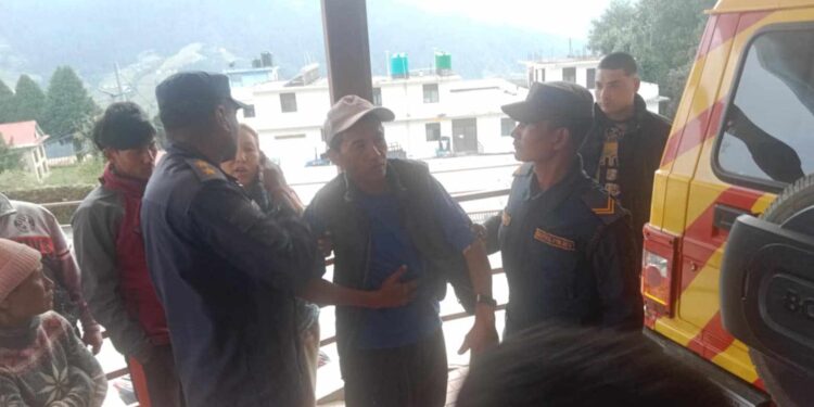 सोलुखुम्बुमा नेपाली सेना र नेपाल प्रहरीले गर्याे बिरामी ट्रेकिङ गाईडको उद्धार