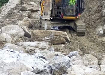 सिद्धिचरण राजमार्ग सडक मर्मत हुँदै, आवात जावत बन्द