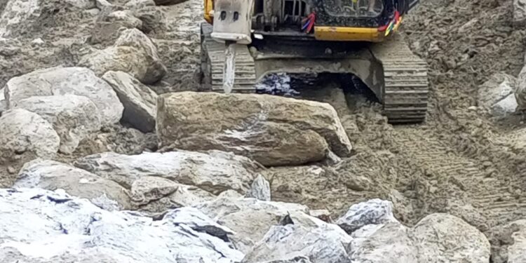 सिद्धिचरण राजमार्ग सडक मर्मत हुँदै, आवात जावत बन्द