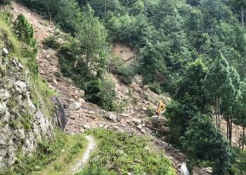 ३ वटा मेसिन लगाएर सडक सखार्दै ऐसेलुखर्क गाउँपालिका 