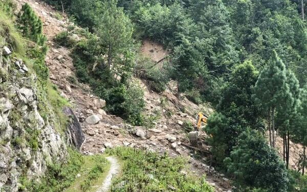 ३ वटा मेसिन लगाएर सडक सखार्दै ऐसेलुखर्क गाउँपालिका 