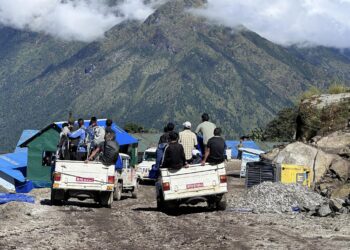 पहिरोका कारण अवरुद्ध खुम्बुको ङिम दोर्जी पर्यटन  सडक खुल्याे, पैँया-छेउबास यातायात सञ्चालनमा