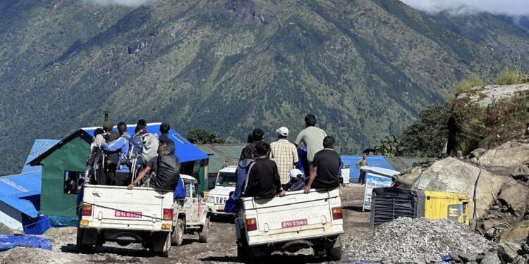 पहिरोका कारण अवरुद्ध खुम्बुको ङिम दोर्जी पर्यटन  सडक खुल्याे, पैँया-छेउबास यातायात सञ्चालनमा