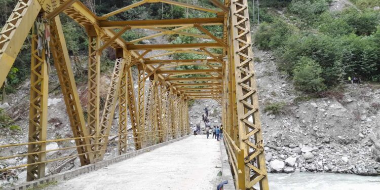 खुम्बु जोड्ने मितेरी पुल पुनः निर्माण लागी विज्ञ टोलीको अध्ययन 