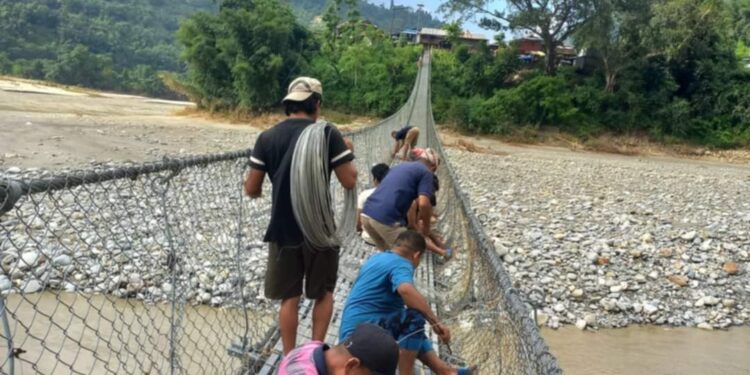  बाढीले लतारेको धाप्लाङघाट झोलुङ्गे पुल मर्मतगरि सञ्चालनमा 