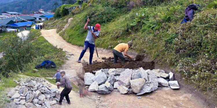 व्यक्तिगत जग्गाबाट खनिएको सडक बन्द गरिदिएपछि सल्लेरीका १३ सय घरधुरी समस्यामा