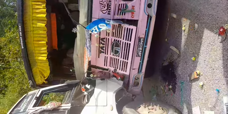 ओखलढुङ्गाबाट काठमाण्डौ जाँदै गरेको बस दुर्घटना चालक सहित ५ जना घाइते 