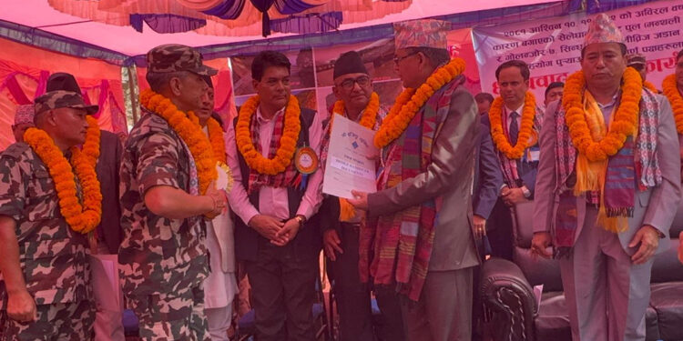 बेलीब्रिज निर्माणमा खटिएका प्राविधिक एवम् नेपाली सेनाका जवानलाई सम्मान