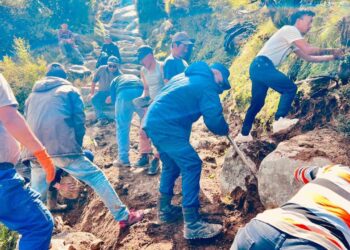 दिङबोचे प्रहरी र स्थानीयबासीले गरे, सगरमाथा बेसक्याम्प जाने बाटोको मर्मत