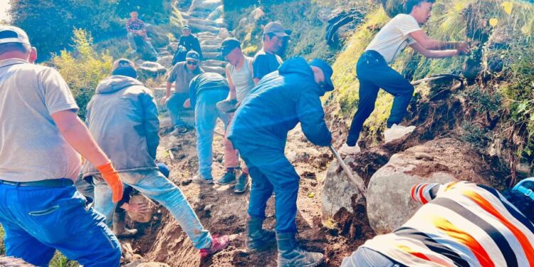 दिङबोचे प्रहरी र स्थानीयबासीले गरे, सगरमाथा बेसक्याम्प जाने बाटोको मर्मत
