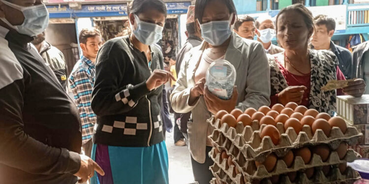 नेचासल्यानमा बजार अनुगमन, हजारौँको अखाद्य तथा म्याद गुज्रिएका सामाग्री बरामद