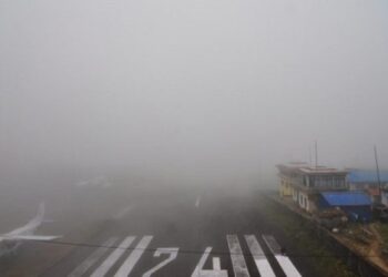 २ दिन देखि लुक्लामा उडान प्रभावित, पिक सिजनमा मौसम विग्रिए पछि खुम्बुमा पर्यटक आउन सकेनन्