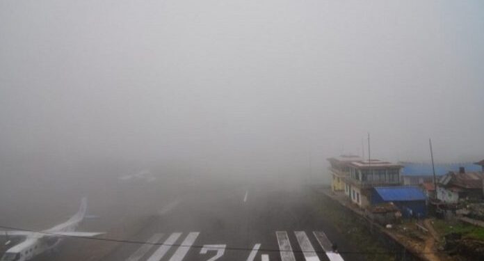 २ दिन देखि लुक्लामा उडान प्रभावित, पिक सिजनमा मौसम विग्रिए पछि खुम्बुमा पर्यटक आउन सकेनन्