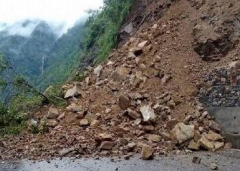 सुक्खा पहिरोले सिद्धिचरण राजमार्ग अवरुद्ध