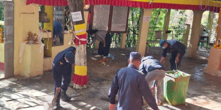 सोलु प्रहरीको अगुवाइमा ज्वालामाई देवी मन्दिरको सरसफाई