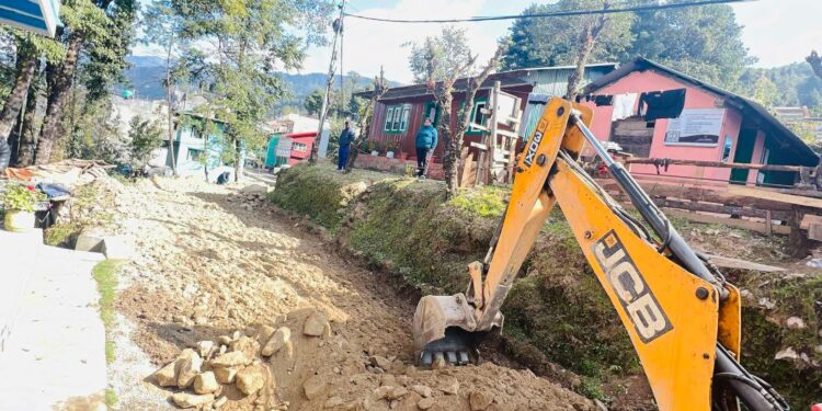सोलुदुधकुण्ड ६ नम्बर वडा कार्यालयसम्मको सडक ढलान सुरु, अर्को सूचना जारी नभएसम्म सडक आवतजात बन्द