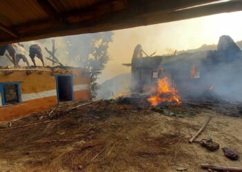  दुबेकोलमा २ वटा घर जलेर नष्ट, आगलागीको कारण खुल्न बाँकी 