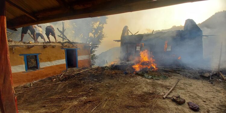  दुबेकोलमा २ वटा घर जलेर नष्ट, आगलागीको कारण खुल्न बाँकी 