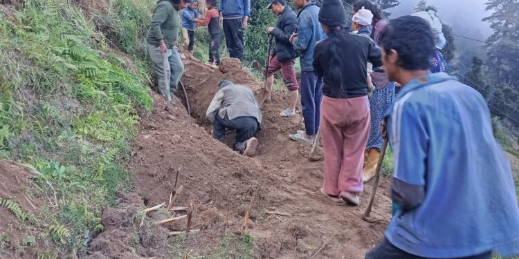 चार महिना देखि अबरुद्व खानेपानी लट्टेबारी टोल विकास समितिद्धारा सुचारु