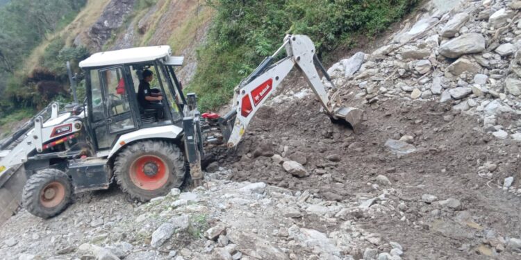 सोताङ गाउँपालिका ४ सडक मर्मत तथा सरसफाइमा केन्द्रित