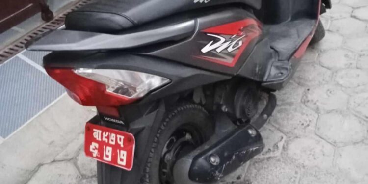 हलेसीमा घरमै पार्किङ गरिराखेको स्कुटी चोरी