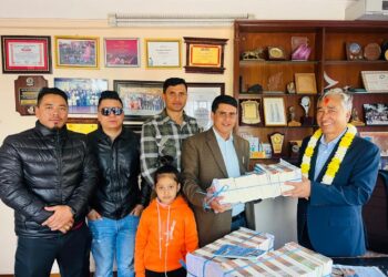 काङ्ग्रेस नेता कार्कीले दिए जन्मदिनमा पूर्ब विद्यार्थी समाजकाे पुस्तकालयलाइ ५ सय थान पुस्तक 