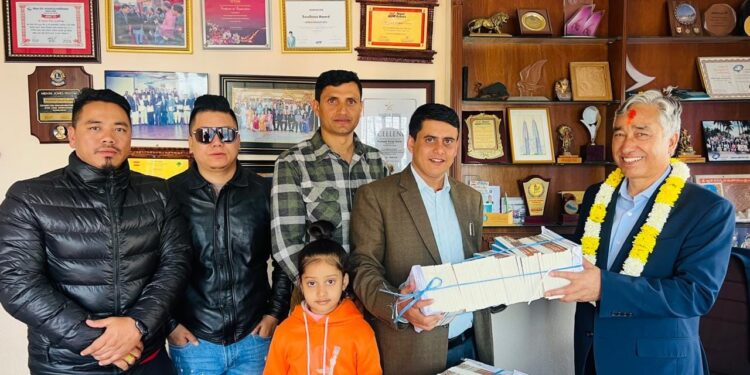 काङ्ग्रेस नेता कार्कीले दिए जन्मदिनमा पूर्ब विद्यार्थी समाजकाे पुस्तकालयलाइ ५ सय थान पुस्तक 