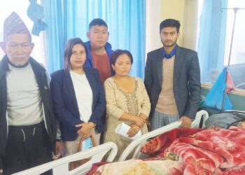 उपचाररत लेखापाल मगरलाई तीन लाख बढी सहयोग हस्तान्तरण