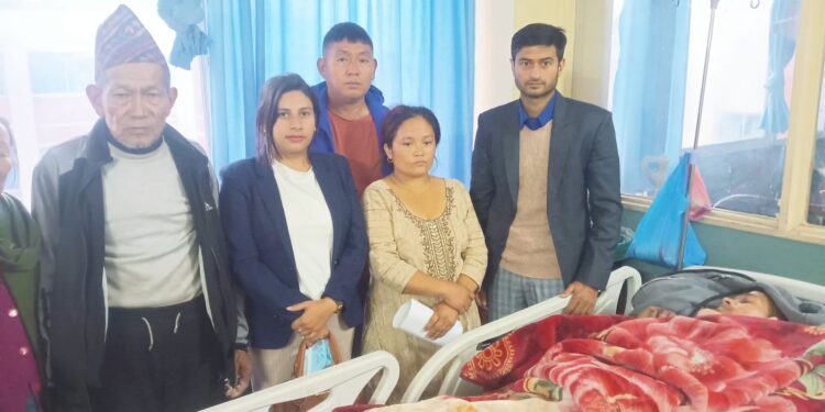 उपचाररत लेखापाल मगरलाई तीन लाख बढी सहयोग हस्तान्तरण