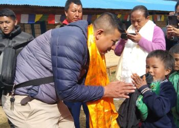 गोराखानी आविलाई पोशाक तथा शैक्षिक सामाग्री हस्तान्तरण