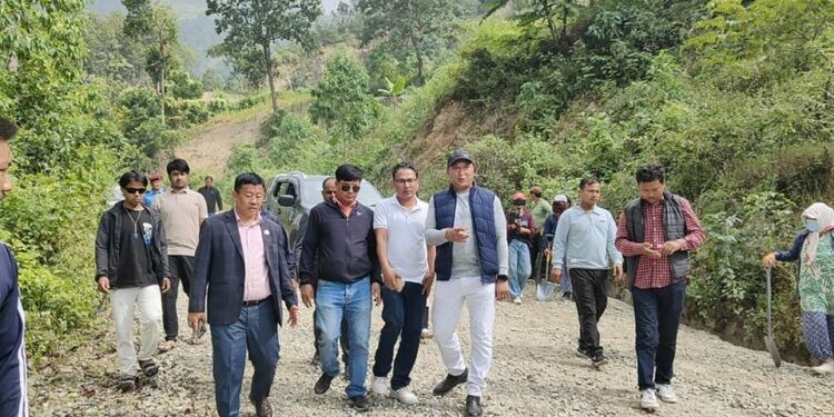 निर्माण कम्पनीले काम गर्न आलटाल गरेपछि फिल्डमै पुगे मन्त्री